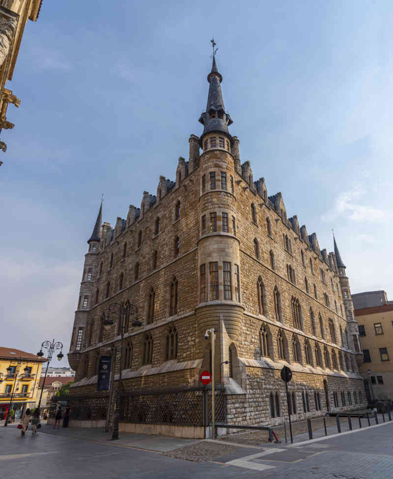 León 012 - Casa Botines.jpg